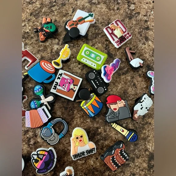 NWT Taylor Swift Croc charms era tour - Picture 6 of 8